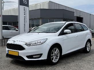 uszkodzony samochody osobowe Ford Focus Wagon 1.0 Lease Edition 2017/11