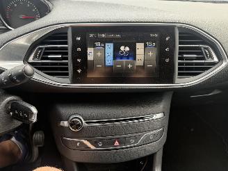 Peugeot 308 SW 1.2 PureTech Style picture 17