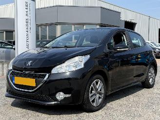 Vaurioauto  passenger cars Peugeot 208 1.2 VTi Active 2013/3