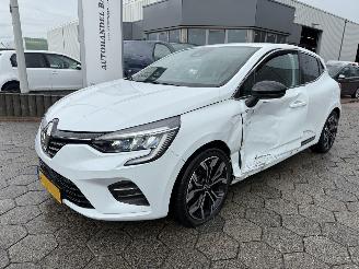Damaged car Renault Clio 1.6 E-Tech Hybrid 145 Techno 2022/10
