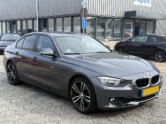 BMW 3-serie 320i Executive AUTOMAAT picture 3