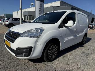 krockskadad bil bedrijf Peugeot Partner 120 1.6 BlueHDi 100 L1 Première 2017/4