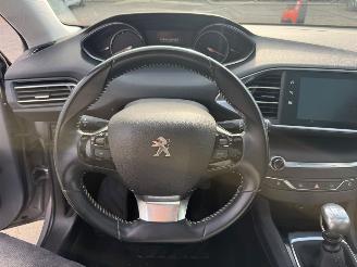 Peugeot 308 SW 1.2 PureTech Blue Lease Executive picture 17