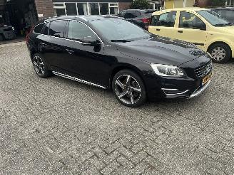 uszkodzony samochody osobowe Volvo V-60 2.4 D6 AWD Plug-In Hybrid Summum VOLLE AUTO !! 2013/12