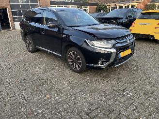 damaged passenger cars Mitsubishi Outlander 2.0 PHEV Business Edition AUTOMAAT 4x4 2015/11