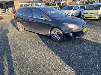 damaged passenger cars Ford Focus 1.6 ECO SPORT. TITANIUM. 2013/8