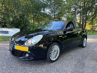 damaged passenger cars Alfa Romeo Giulietta 1.6 JTDM Excusive. 2015/5