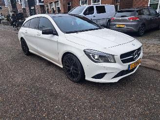 Damaged car Mercedes Cla-klasse 180  automaat pannodak 2015/7