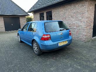 Damaged car Volkswagen Golf 1.6 16V OCEAN 5DRS AIRCO 2003/5