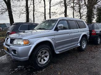damaged passenger cars Mitsubishi Pajero-sport 2.5 TDI Intense HR 4x4 AIRCO 2004/11