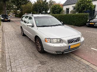 uszkodzony samochody osobowe Volvo V-70 D5 Combi 2005/10