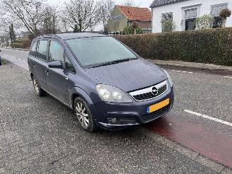 krockskadad bil auto Opel Zafira 1.6-16V 2007/6