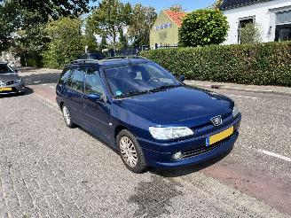 Vaurioauto  passenger cars Peugeot 306 1.61 Combi 2002/2