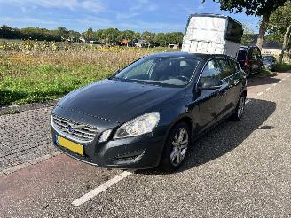 Volvo V-40 2.0 D4 Momentum picture 2
