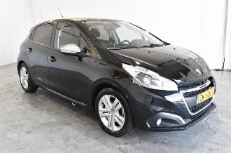 uszkodzony samochody osobowe Peugeot 208 1.2 PureT. Signature 2019/6