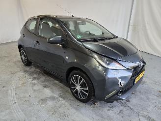 damaged passenger cars Toyota Aygo 1.0 VVT-i x-play 2014/11
