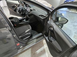 Peugeot 208 1.2 PureT. Blue Lion picture 17