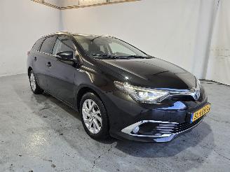damaged passenger cars Toyota Auris 1.8 Hybr. Executive 2018/5