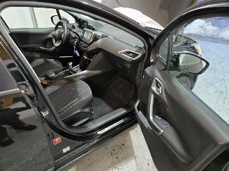 Peugeot 2008 1.2 PureTech Allure picture 13