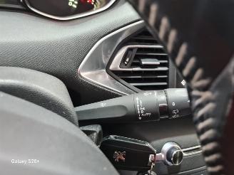 Peugeot 308 1.6 BlueHDI Blue Lease Executive Pack picture 31