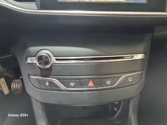 Peugeot 308 1.6 BlueHDI Blue Lease Executive Pack picture 32