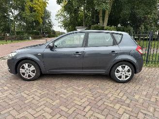 Kia Cee d 1.4 CVVT X-ecutive picture 4