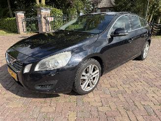 Vaurioauto  passenger cars Volvo V-60 2.0 D3 R-Design 2011/3