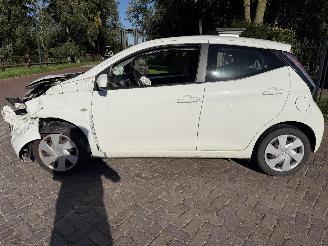 Toyota Aygo 1.0 VVT-i x-play picture 2