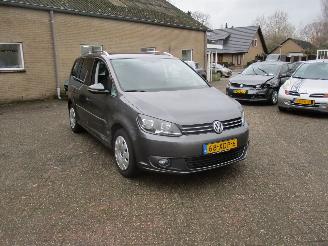Vaurioauto  passenger cars Volkswagen Touran 1.2 TSI HighL BleuM REST BPM 400 EURO !!!! 2012/5