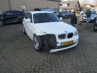 Vaurioauto  passenger cars BMW 1-serie 116d Corp.BnsLine REST BPM 450 EURO !!!!!! 2011/9