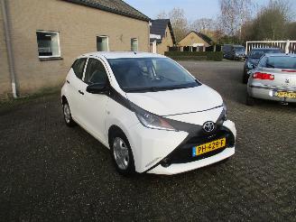 Damaged car Toyota Aygo 1.0 VVT-i x-now 2017/6