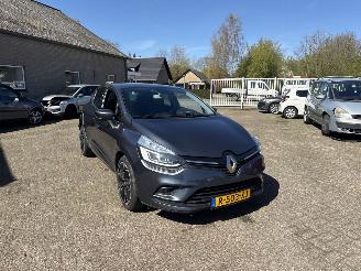 damaged passenger cars Renault Clio 0.9 TCe Limited REST BPM €200,-!!! 2019/1