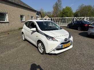 Vaurioauto  passenger cars Toyota Aygo 1.0 VVT-i x-pure 2016/1