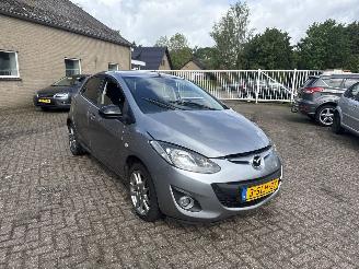 damaged passenger cars Mazda 2 1.3 Hanabi EERSTE EIGENAAR 2013/10