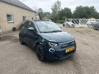 krockskadad bil auto Fiat 500E La Prima 42 kWh 2023/1