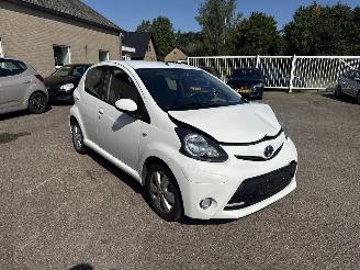 uszkodzony samochody osobowe Toyota Aygo 1.0 VVT-i Dyn. Or. 2013/5