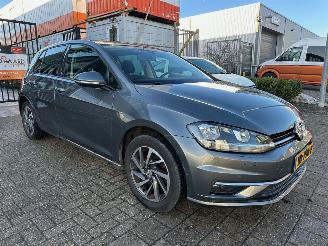 uszkodzony samochody osobowe Volkswagen Golf 1.0 TSI Trendline 2017/9