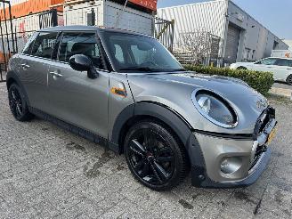 uszkodzony samochody osobowe Mini Cooper 1.5 Automaat Cooper Salt 2018/6