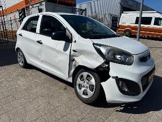 Damaged car Kia Picanto 1.2 CVVT ISG Airco 2013/2