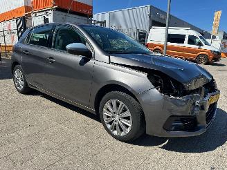 damaged passenger cars Peugeot 308 1.2 PureTech Allure 2019/10