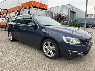uszkodzony samochody osobowe Volvo V-60 2.4 D6 AWD Plug-In Hybrid Summum 2013/11