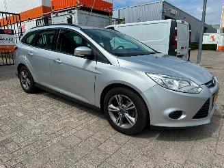 uszkodzony samochody osobowe Ford Focus Wagon 1.0 EcoBoost Edition 2013/12