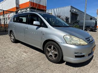 Damaged car Toyota Avensis-verso 2.0i Linea Sol 7p. 2004/8