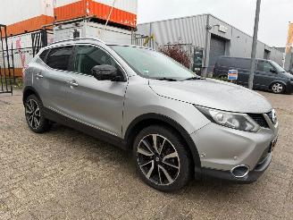 Damaged car Nissan Qashqai 1.2 Tekna Automaat 2017/4