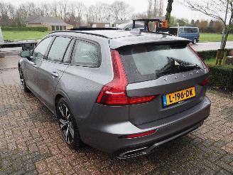 Volvo V-60 2.0 B3 r-Design Motorschade picture 6