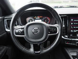 Volvo V-60 2.0 B3 r-Design Motorschade picture 10