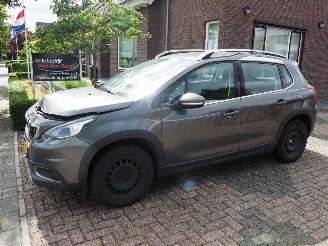 damaged passenger cars Peugeot 2008 1.2 PureTech Allure 2017/6