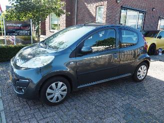 Voiture accidenté Peugeot 107 1.0 Active Automaat 2012/6