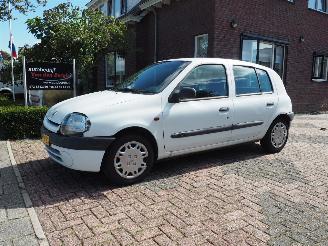 skadebil auto Renault Clio 1.2 MTV 2000/2