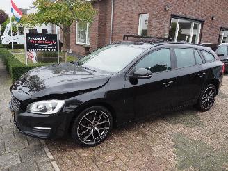 Coche accidentado Volvo V-60 2.0 D2 Momentum 2016/9